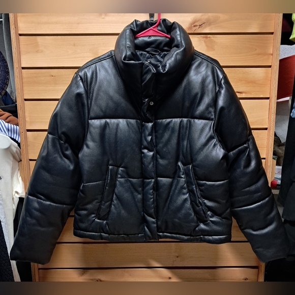 Abercrombie & Fitch Jackets & Blazers - Abercrombie & Fitch Vegan Leather Mini Puffer Jacket Size M
